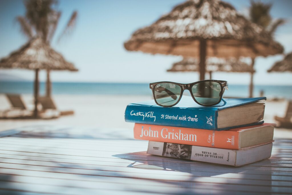Pláž, knihy, slunce